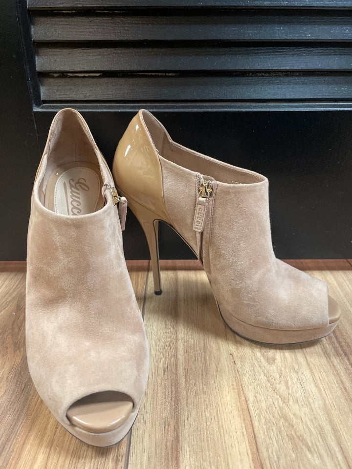 Gucci Size 37 1/2 Beige Suede Pump